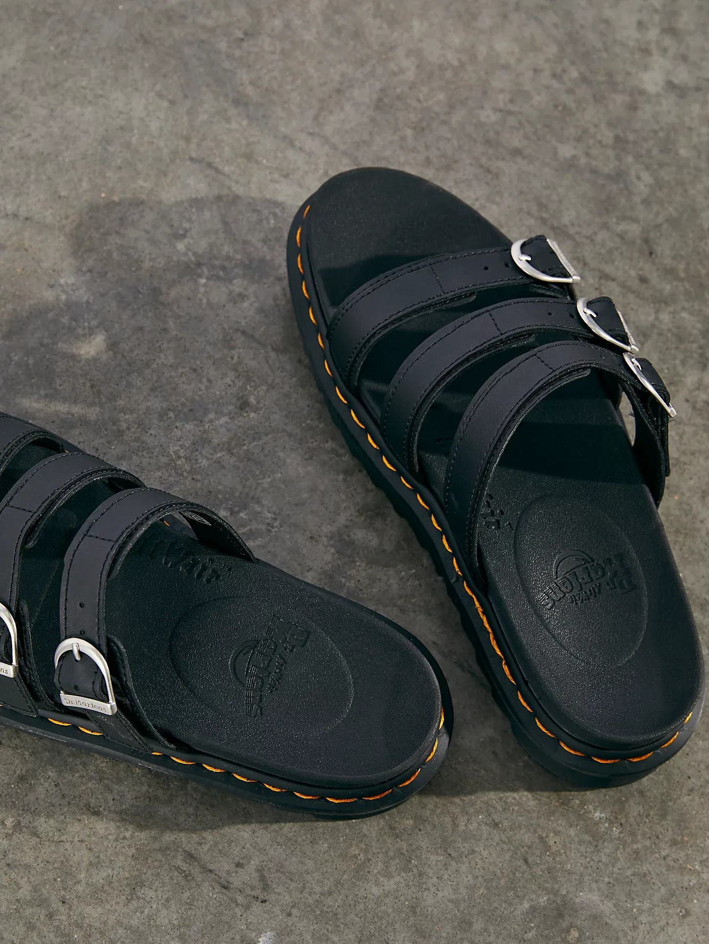 DR. MARTENS BLAIRE SLIDE BLACK